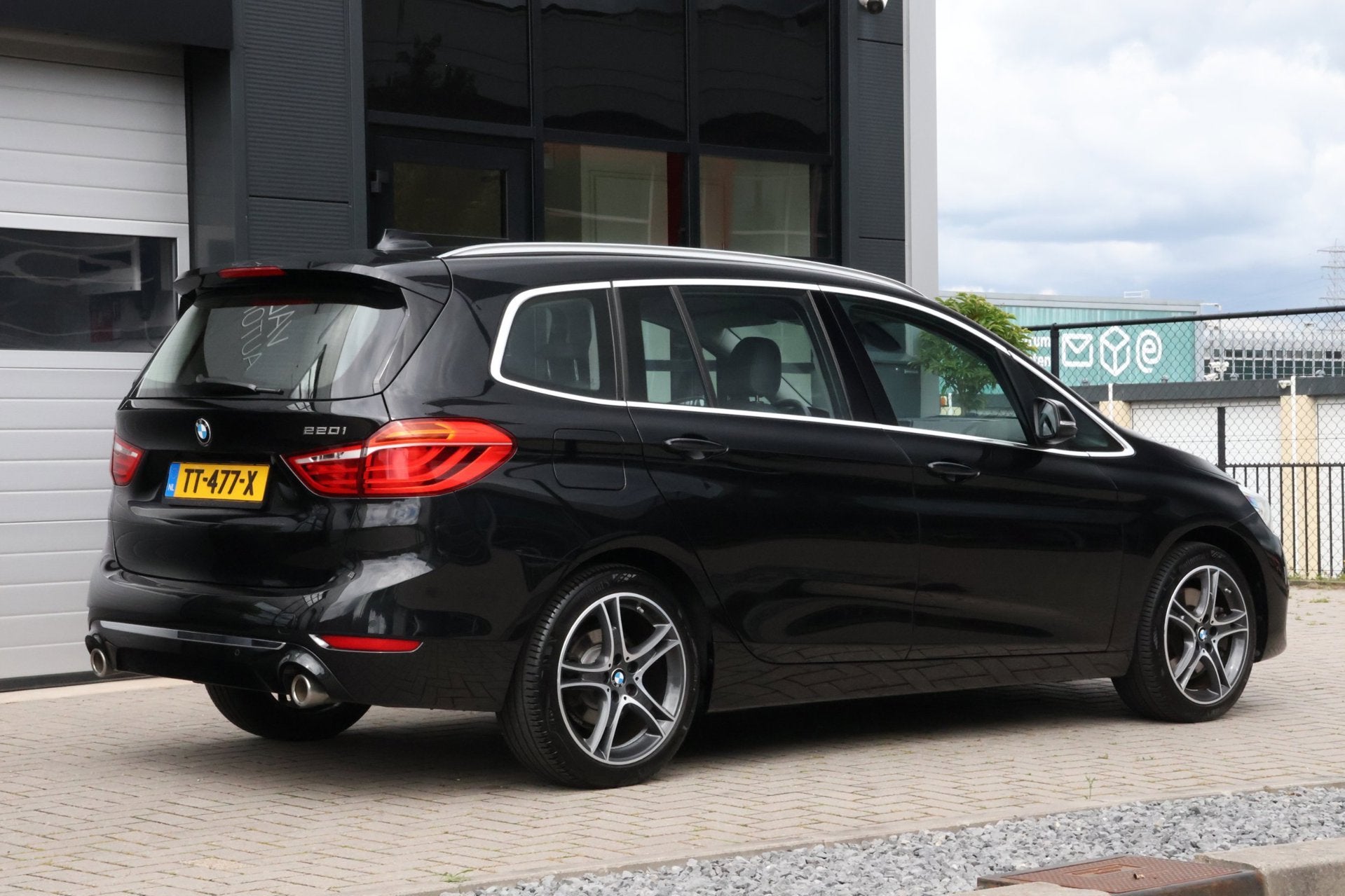 BMW 2-serie Gran Tourer 220i High Executive | LED | TREKHAAK, Auto's, Gebruikt, 2-Serie Gran Tourer, Zwart, Bedrijf