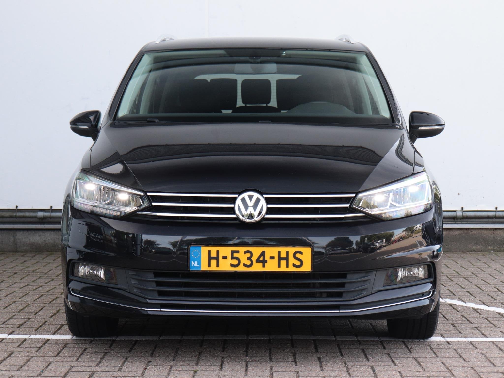 Volkswagen Touran 1.5 TSI Highline 7p | 7 Zitter | Trekhaak, 4 cilinders, 150 pk, 7 stoelen, Zwart