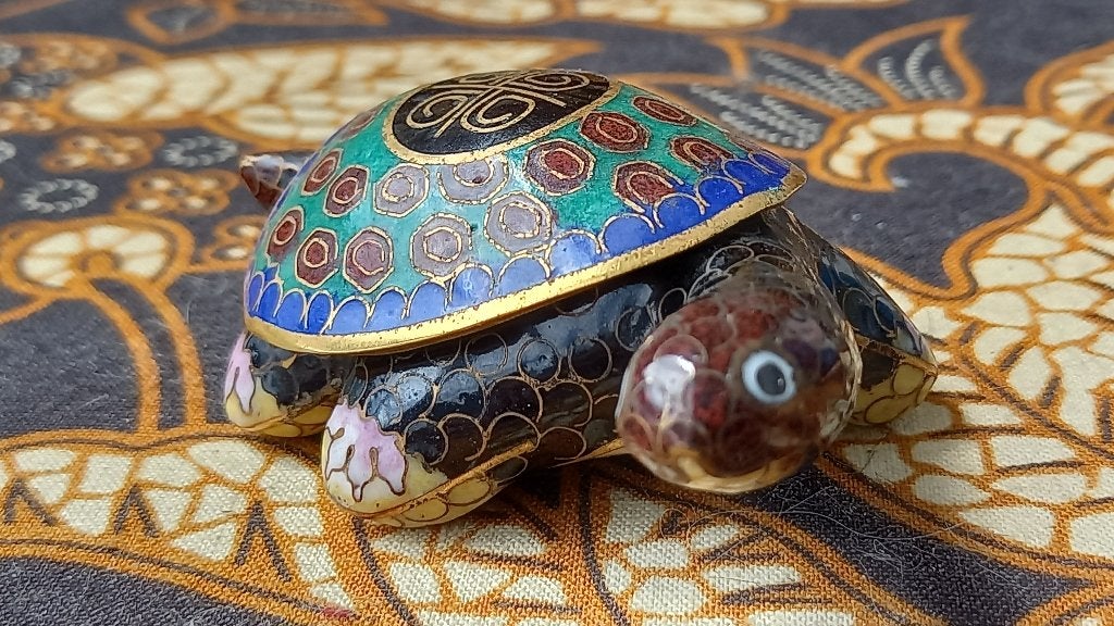 Mooi oud Chinees doosje van cloisonne als schildpad 6,7 cm., Ophalen of Verzenden, China, Meerkleurig, Doos