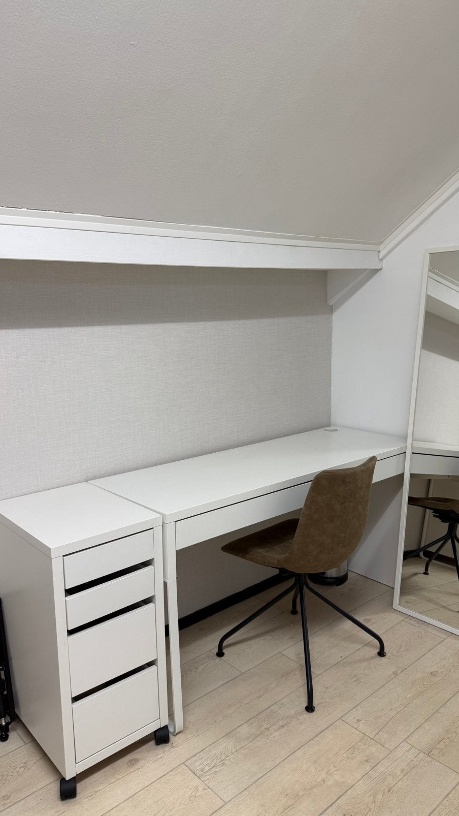 Bureau met lades, Ophalen, Stopcontact, Hout, Zo goed als nieuw