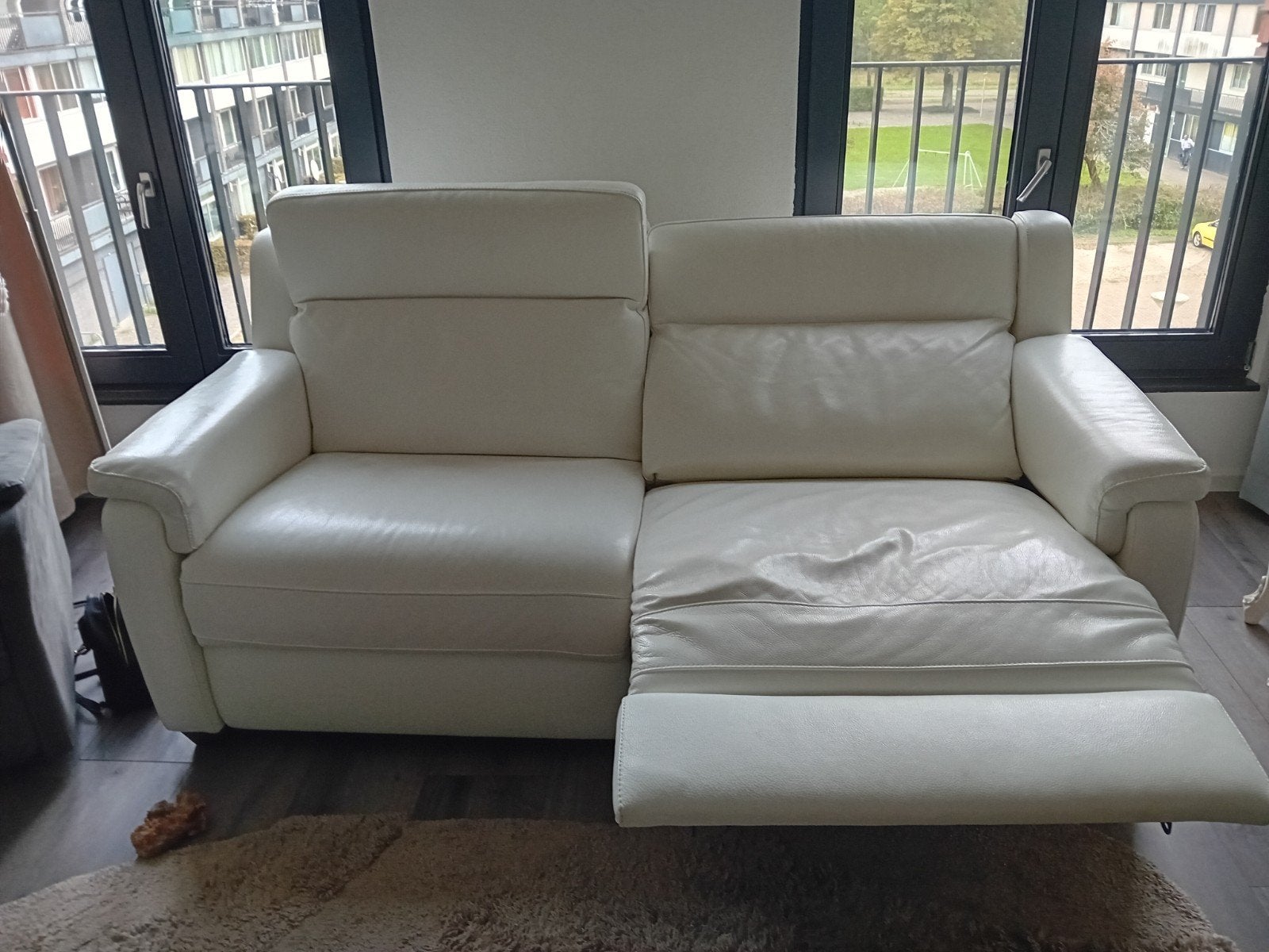 Leren 2-zitsbank met relaxfunctie - Crème, Ophalen, Gebruikt, 150 tot 200 cm, Modern comfort