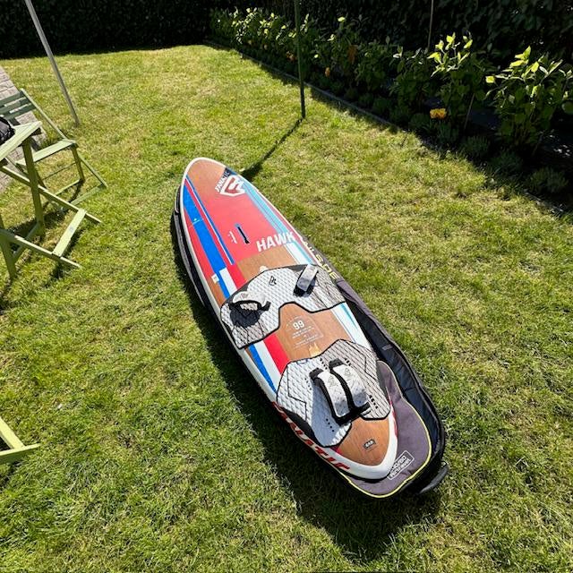 Fanatic hawk  99L Windsurfboard met Gun Sails Boardbag, Watersport en Boten, Windsurfen, Ophalen, Gebruikt, Minder dan 250 cm