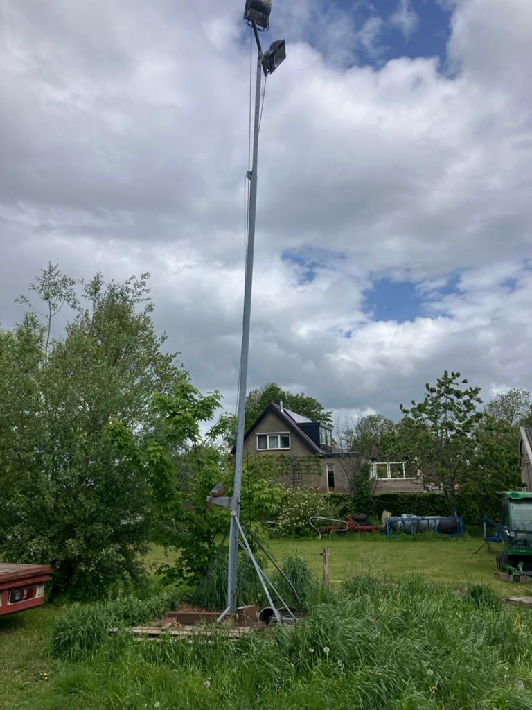 Hoge mast met twee krachtige schijnwerpers, Gebruikt, Staal, Ophalen of Verzenden, Netvoeding