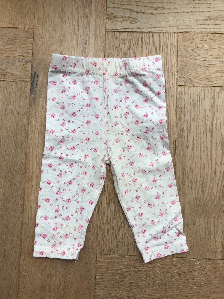 Leuke legging met hartjes en bloemetjes maat 62 - zgan, Broekje, Meisje, Ophalen of Verzenden, Zo goed als nieuw