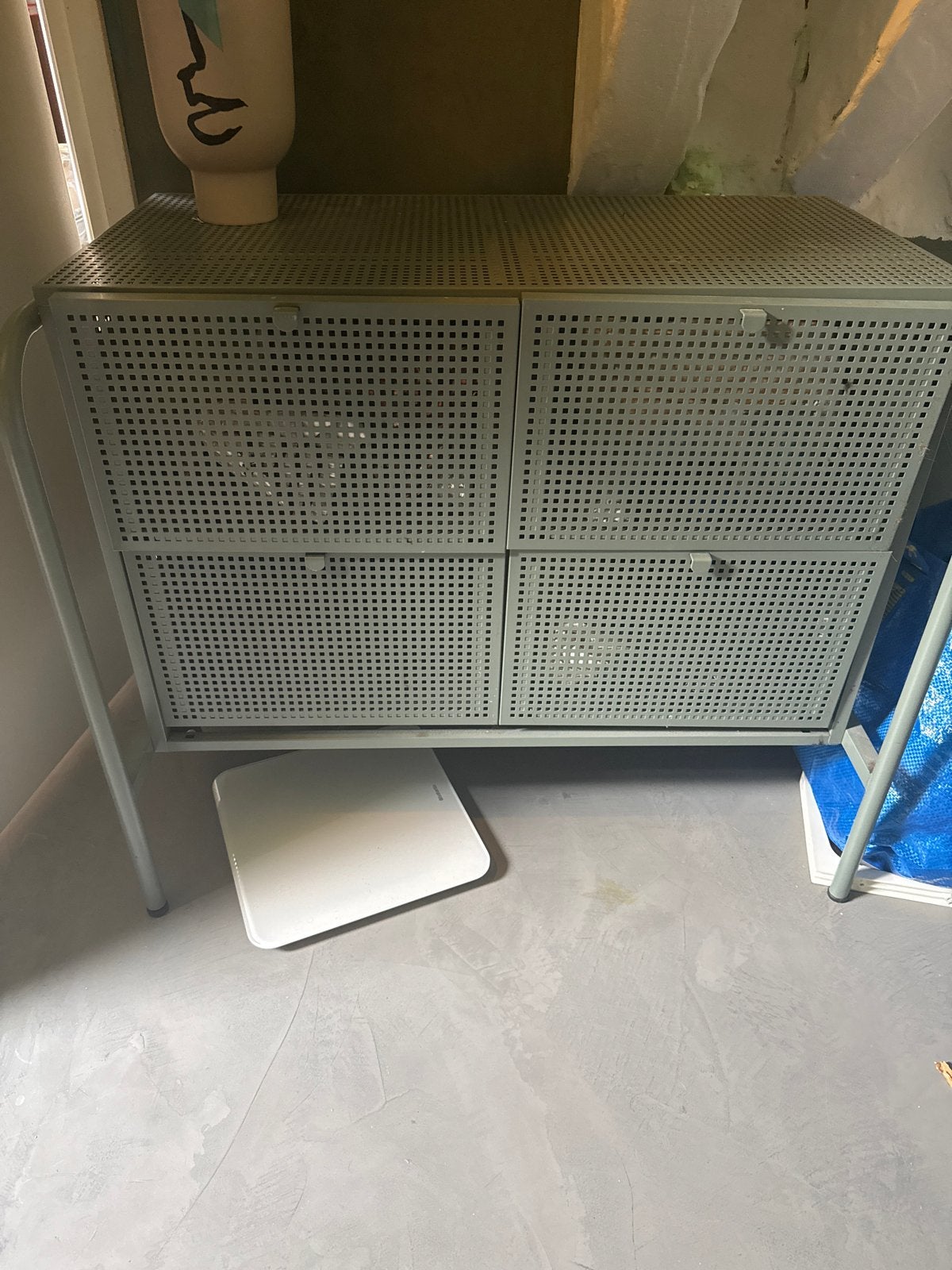 Ivar metalen kast met geperforeerde deuren, Ophalen, Zo goed als nieuw