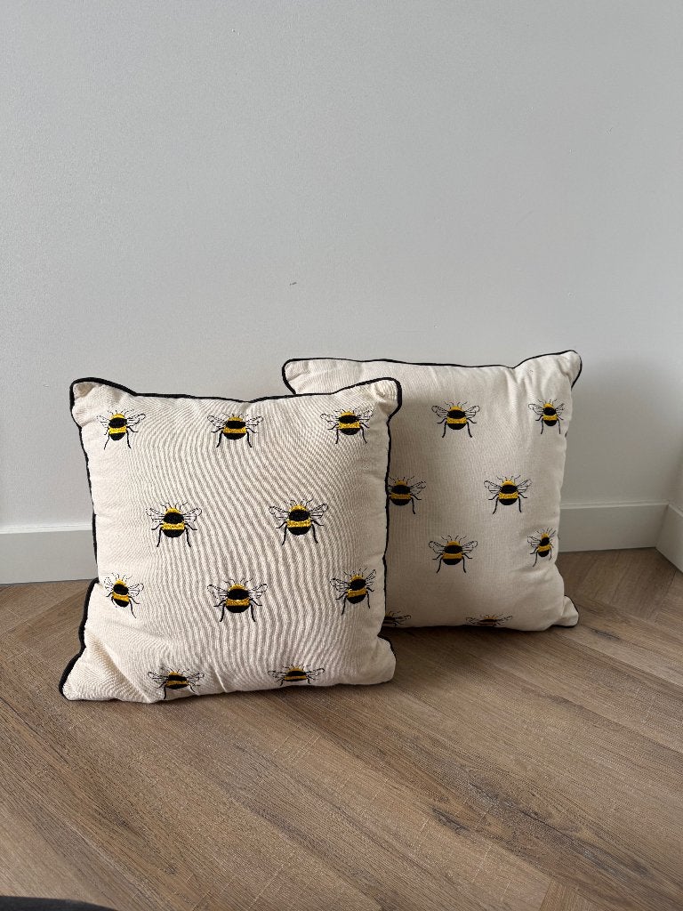 ZGAN 2x geborduurde bijen kussen sierkussen Zeeman 45x45cm, Huis en Inrichting, Overige merken, Wit, Vierkant, Ophalen of Verzenden