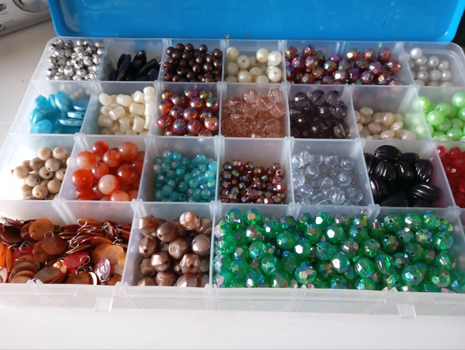 BOX MET DIVERSEN MOOIE KRALEN NU ALLES 20€ ZIE FOTO,S, Hobby en Vrije tijd, Kralen en Sieraden maken, Ophalen of Verzenden, Kraal