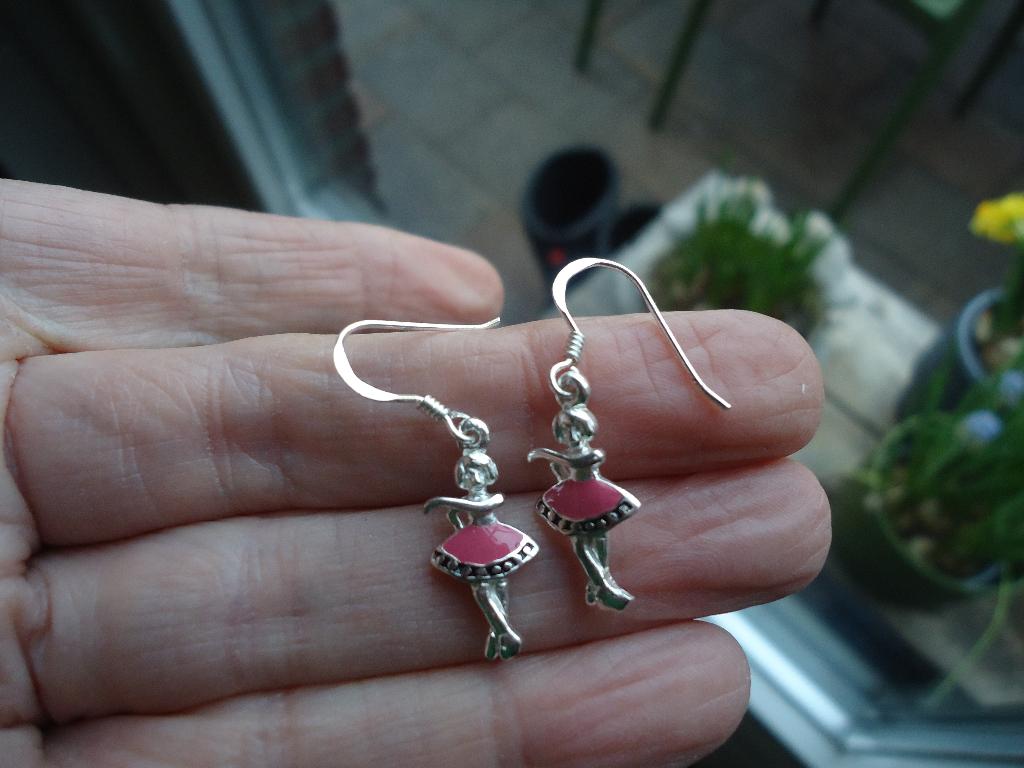 mooie echt zilveren oorbellen roze danseresjes 925, Ophalen of Verzenden, Nieuw, Zilver, Zilver
