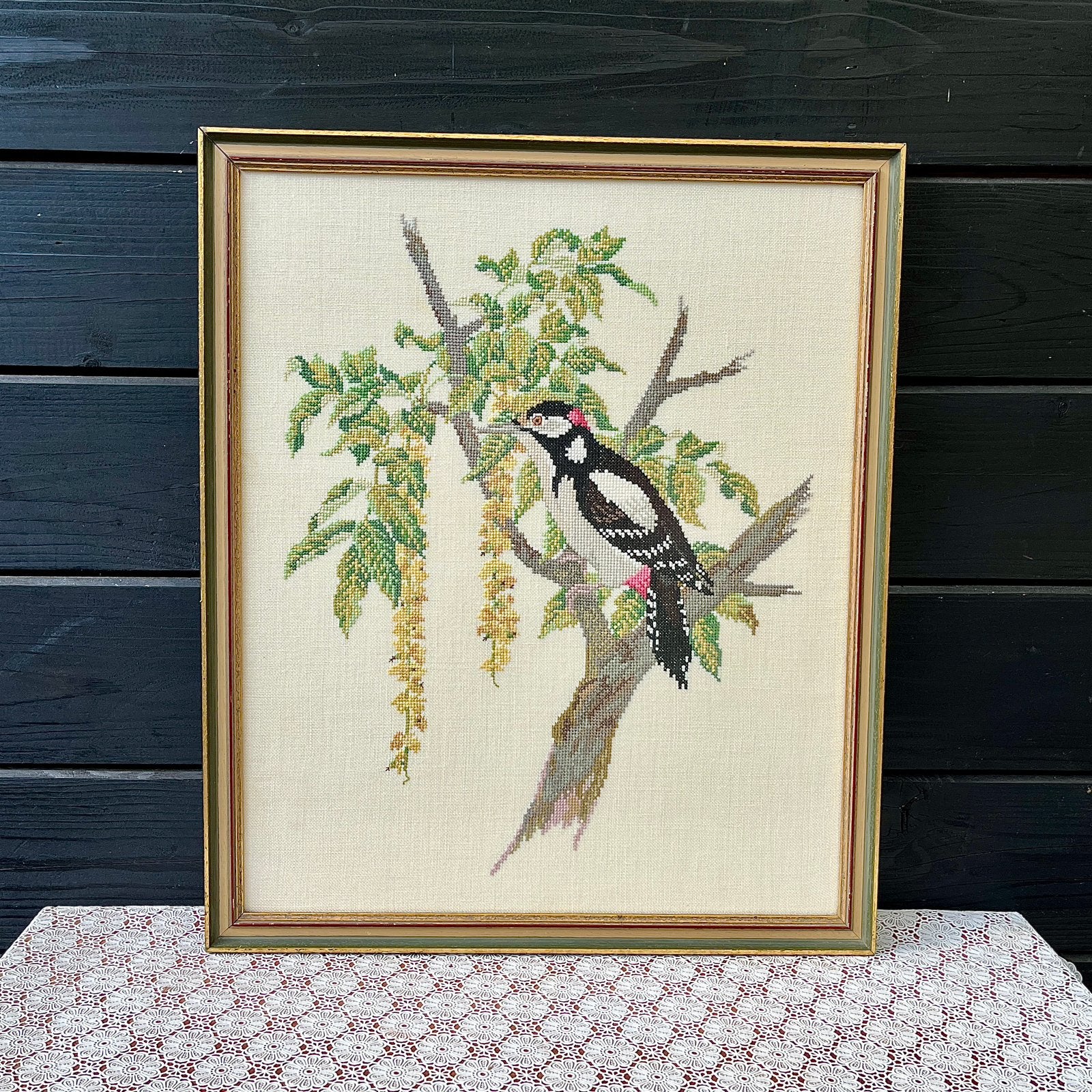 Vintage borduurwerk van een bonte specht - ingelijst -, Huis en Inrichting, Beige, Vintage, Zo goed als nieuw, Wandbord of Wandpaneel