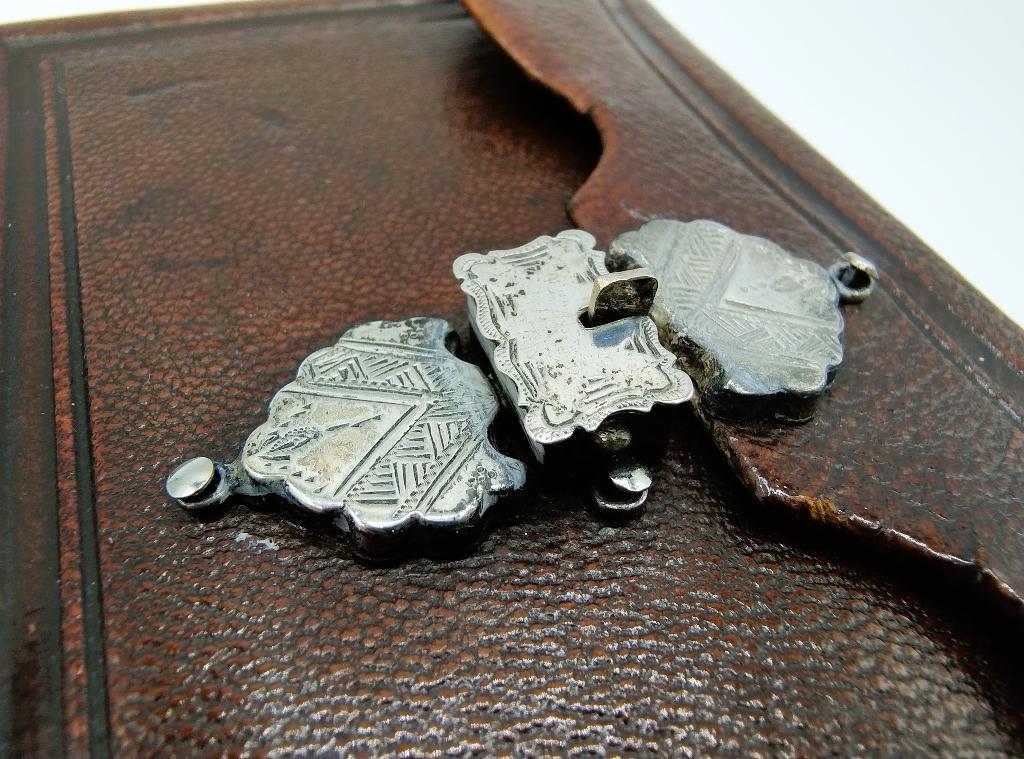 Bijbel met zilveren knipslot, 1884, Verzenden, Zilver