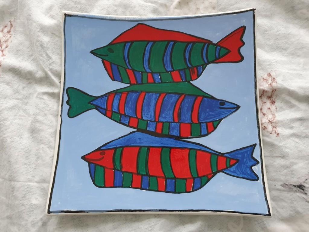 Wandbord annex fruitschaal met 3 zwemmende vissen, Handgemaakt, Meerkleurig, Steen/keramiek, 27 cm