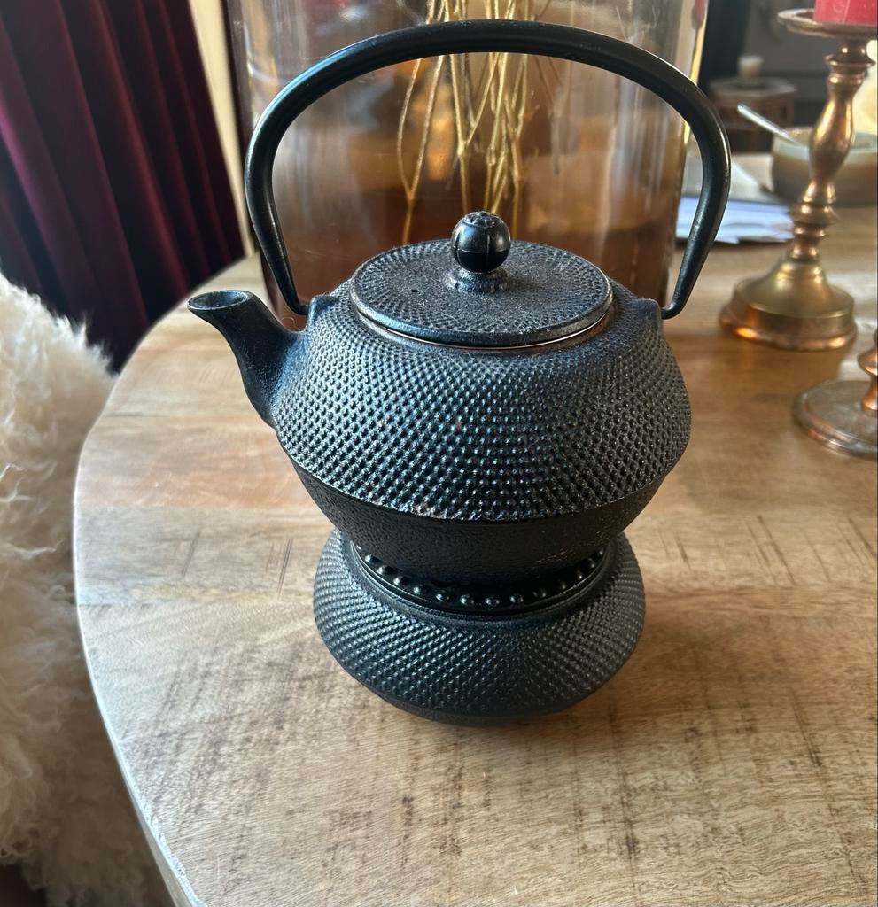 Zwarte gietijzeren theepot met onderzetter, Theepot/fluitketel, Gebruikt, Ophalen of Verzenden, Zwart