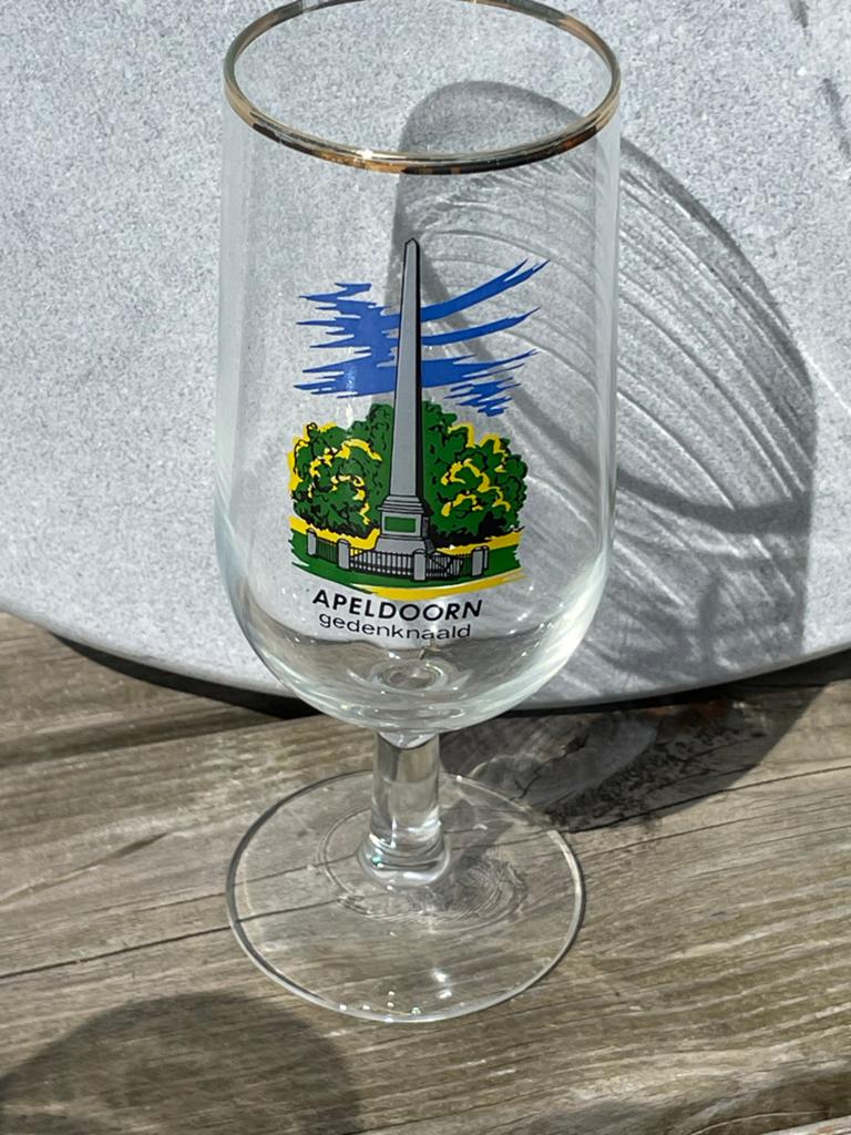 Vintage Apeldoorn Gedenknaald Wijnglas met Gouden Rand, Antiek en Kunst, Antiek | Glas en Kristal, Ophalen of Verzenden