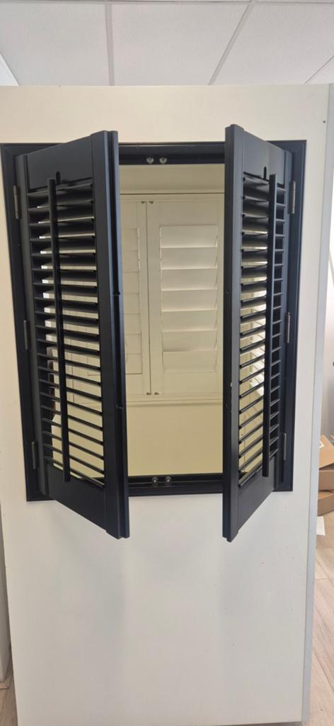 Zwarte shutters 80x100 cm met 47mm lamellen, Ophalen of Verzenden, Zo goed als nieuw, Zwart