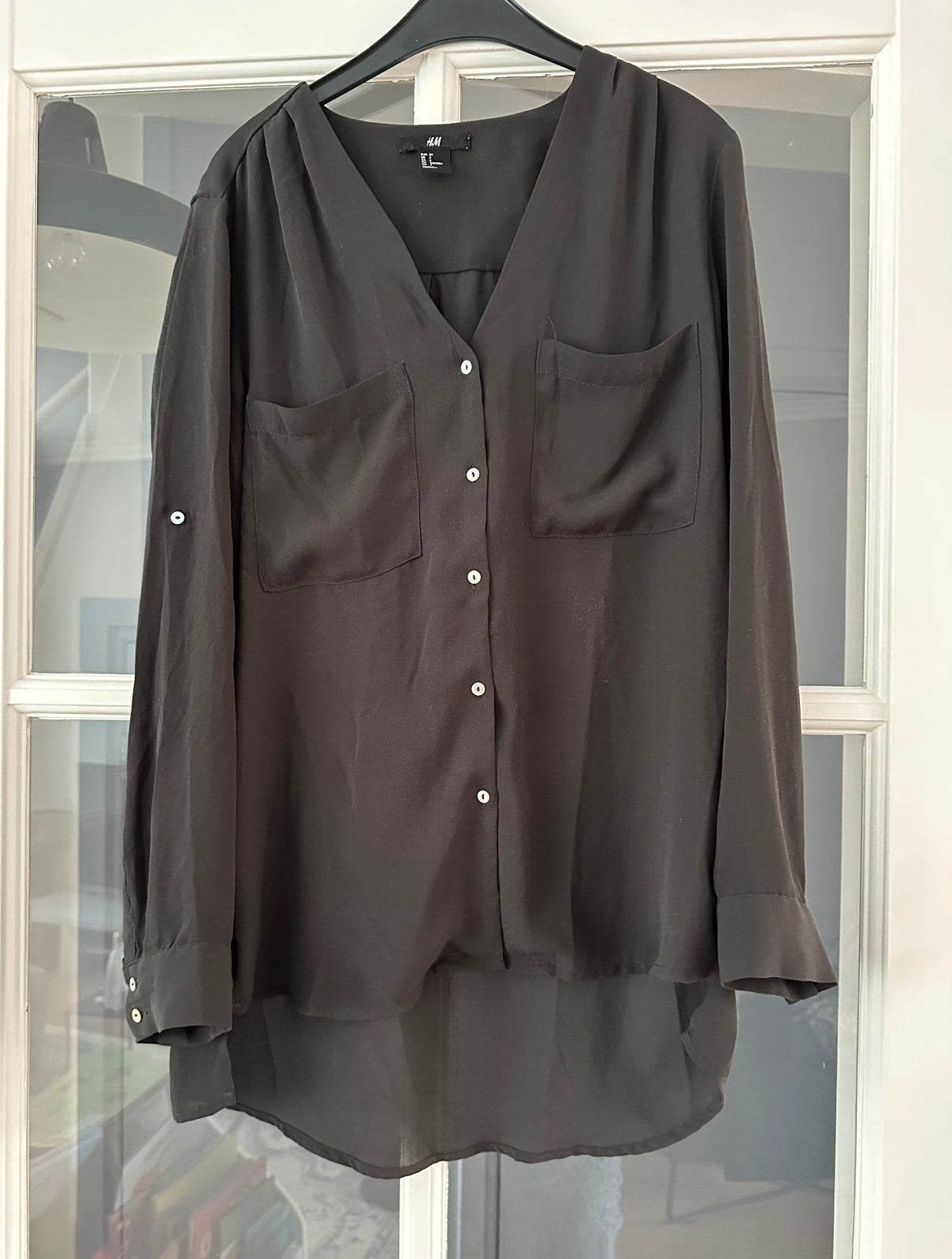 Donkergrijze blouse met parelmoer knoopjes H&M maat 34, Ophalen of Verzenden, Zo goed als nieuw, Maat 34 (XS) of kleiner, Grijs