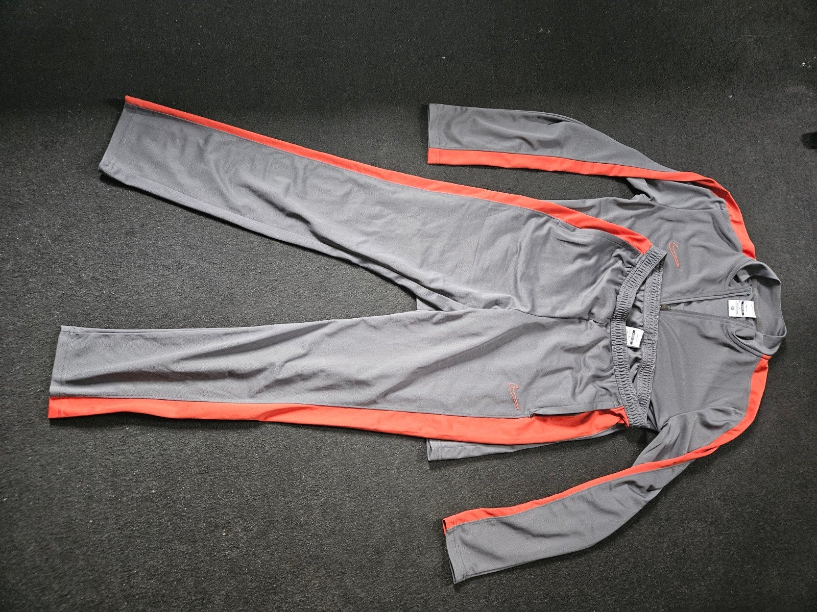 Nike trainingspak grijs/oranje - valt als maat M, Nike, Oranje, Zo goed als nieuw, Algemeen