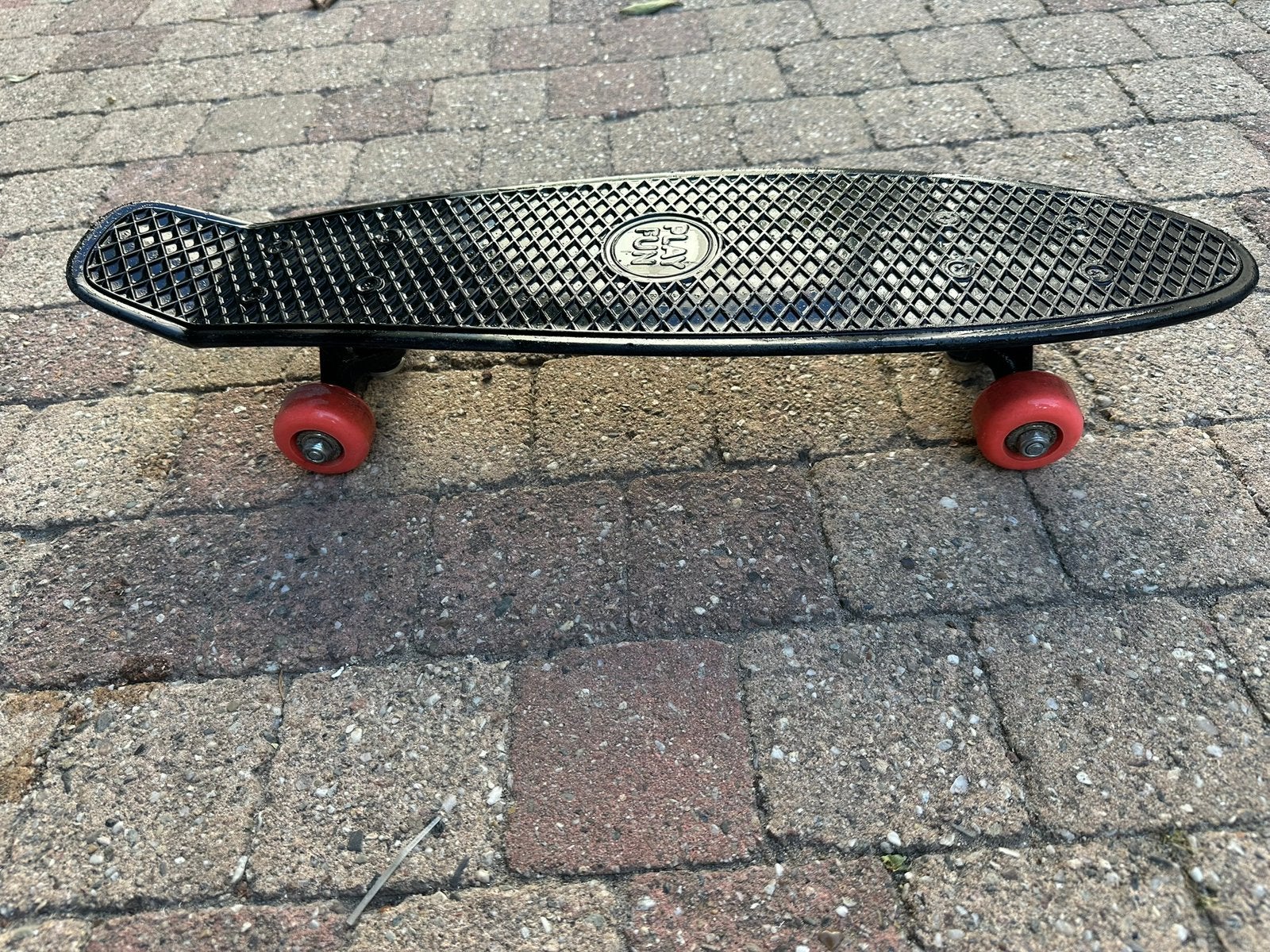 Pennyboard 56cm zwart met rode wielen, Sport en Fitness, Skateboarden, Ophalen, Zo goed als nieuw