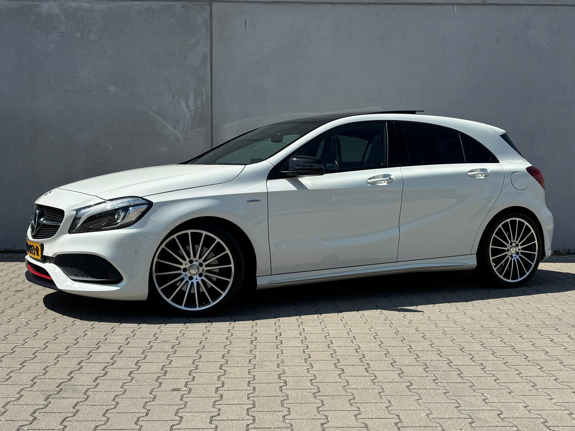 Mercedes-Benz A-klasse 250 Sport Prestige Facelift Pano Scha, Auto's, Mercedes-Benz, Gebruikt, 4 cilinders, Wit, Automatische klimaatregeling