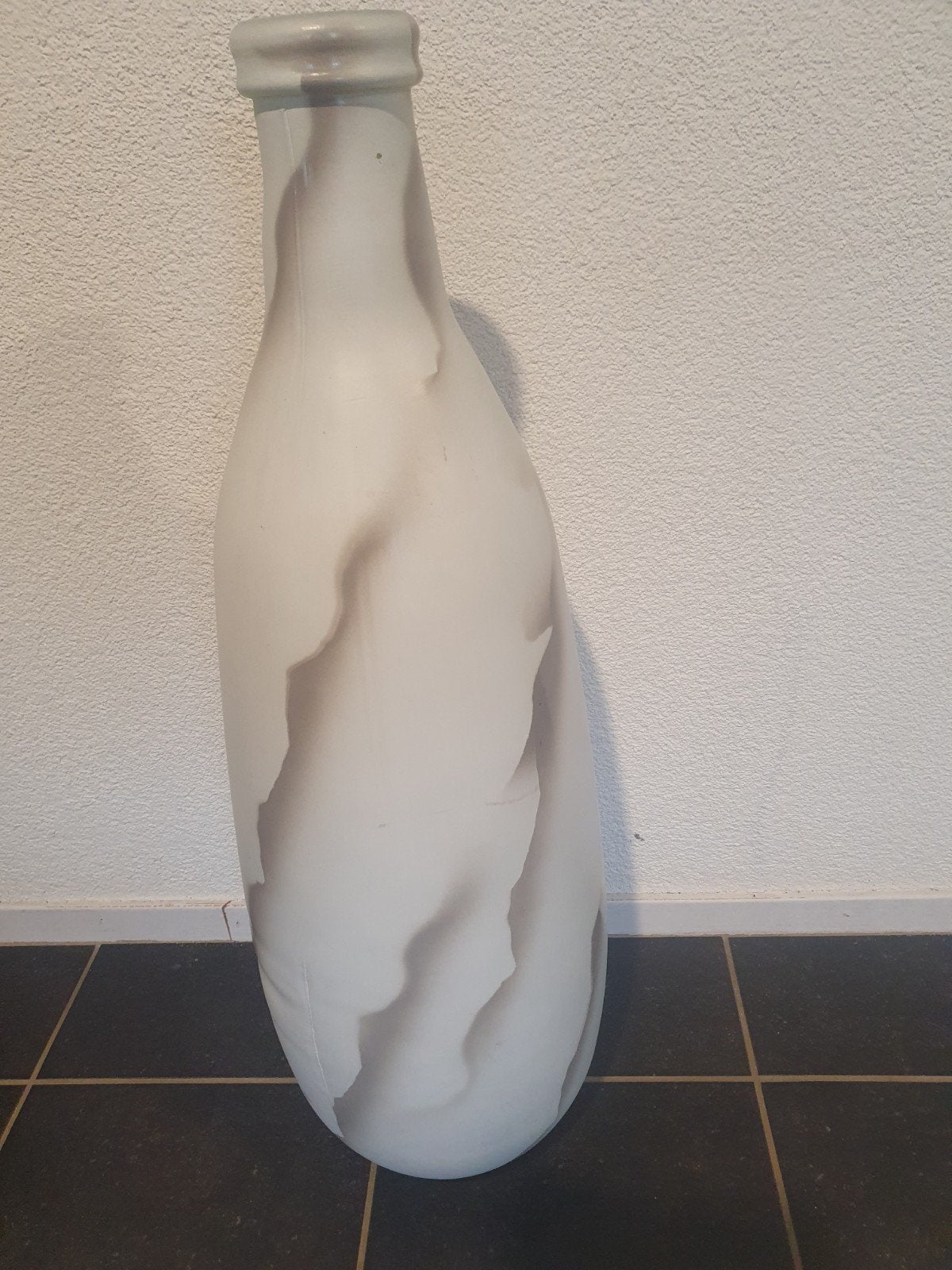 Vaas, steen  Hg  55 diameter bovenaan 12 cm. marmerlook., Ophalen of Verzenden