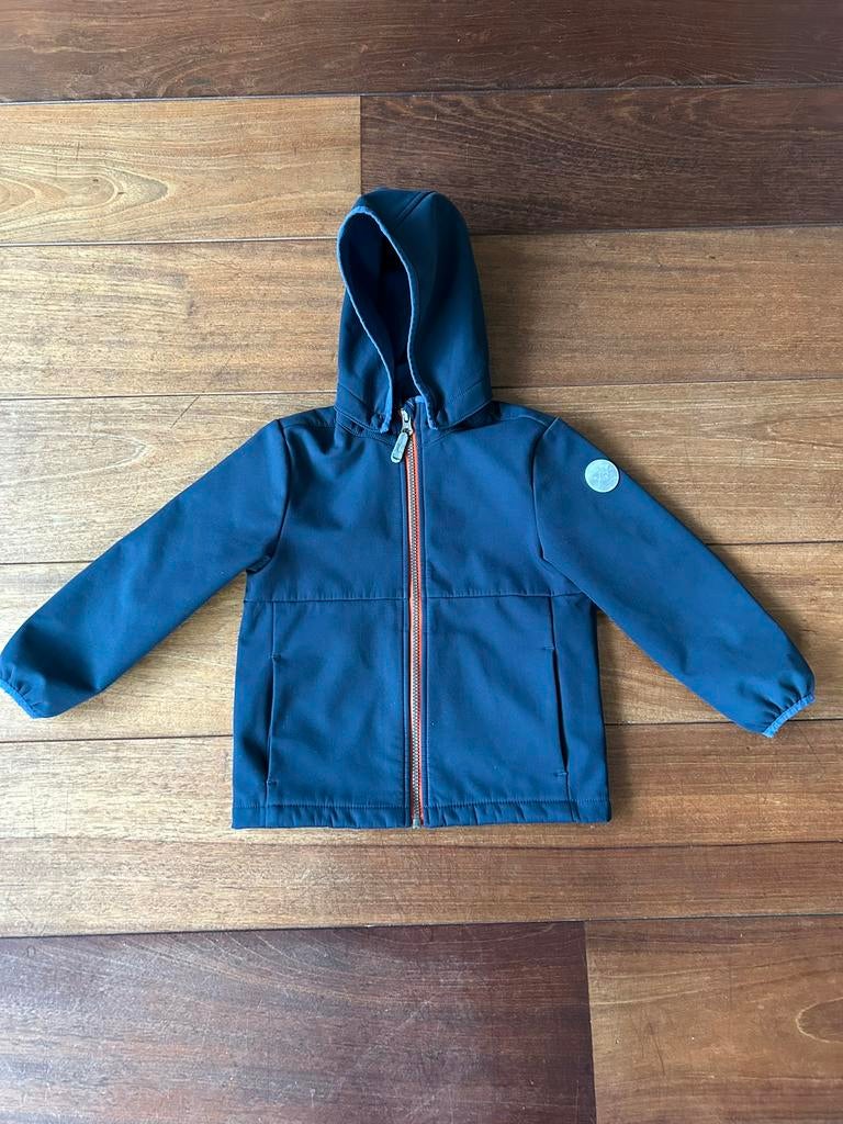 Mooie donkerblauwe softshell jas in maat 104, Kinderen en Baby's, Ophalen of Verzenden, Zo goed als nieuw, Jongen, Jas
