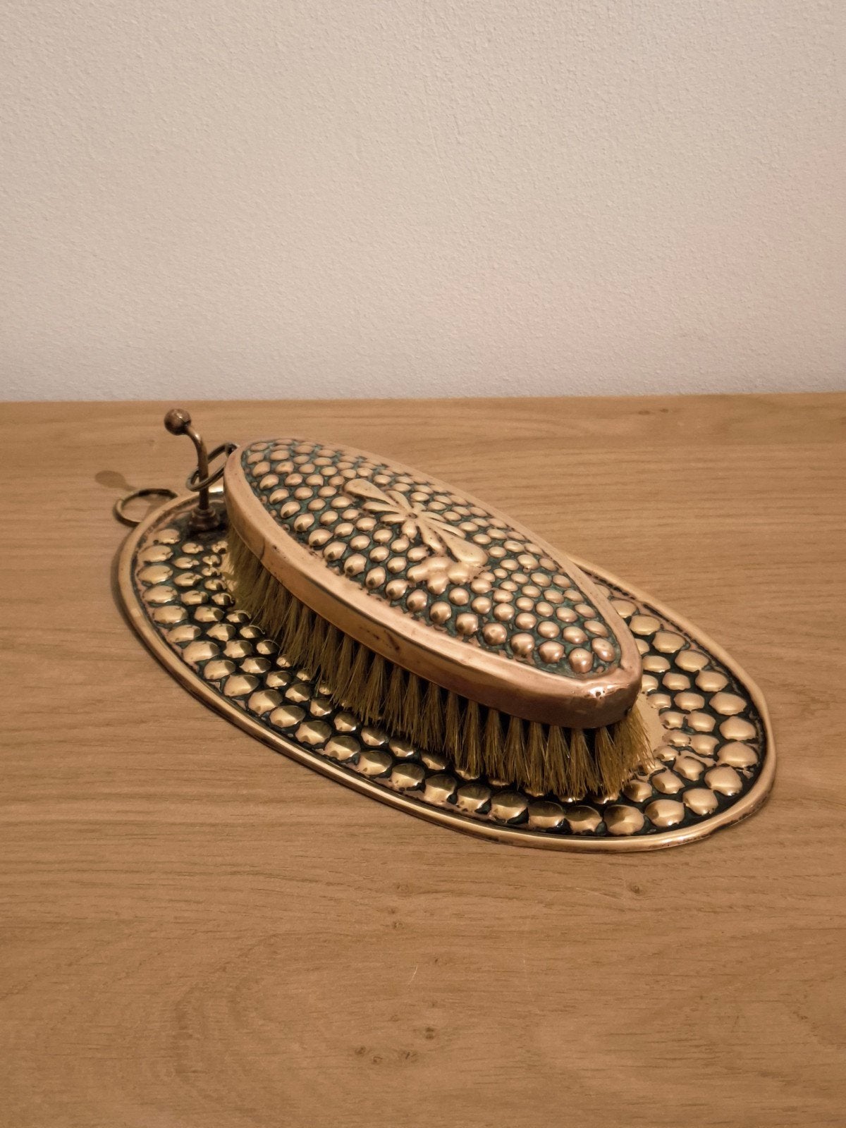 Prachtige vintage kledingborstel met wandhouder koper, Huis en Inrichting, Woonaccessoires | Overige, Gebruikt, Overige materialen