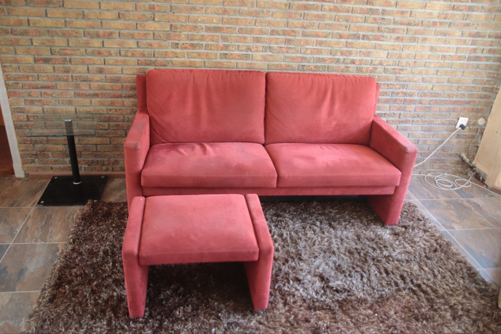 Rode tweepersoonsbank met poef, Ophalen, Gebruikt, 150 tot 200 cm, Tweepersoons