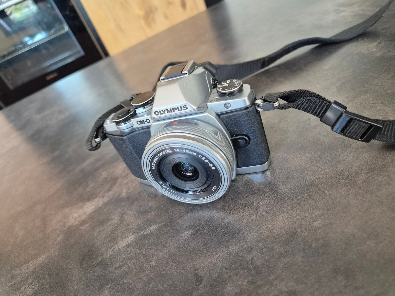 Olympus OM-D E-M10 systeemcamera met 2 lenzen en tas, Kantelbaar/draaibaar scherm, Ophalen of Verzenden, Olympus, 8 keer of meer