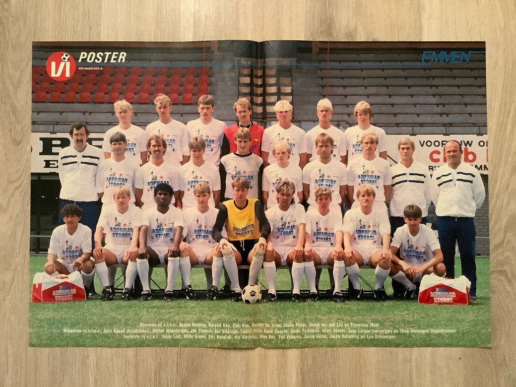 Poster Emmen Half Jaren 80, Ophalen of Verzenden, Zo goed als nieuw, Overige binnenlandse clubs, Poster, Plaatje of Sticker