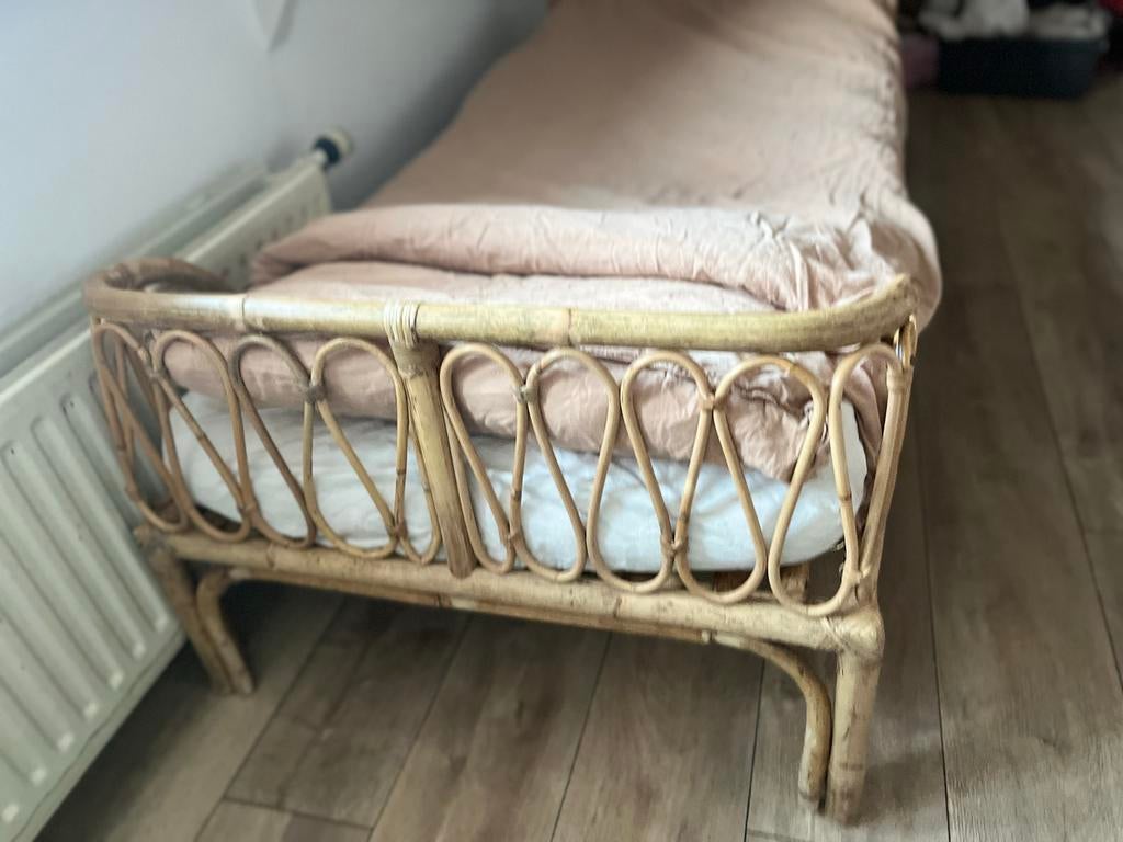 Rotan bed Karwei met matras - Zo goed als nieuw, Kinderen en Baby's, Kinderkamer | Bedden, Zo goed als nieuw, 160 tot 180 cm, 70 tot 85 cm