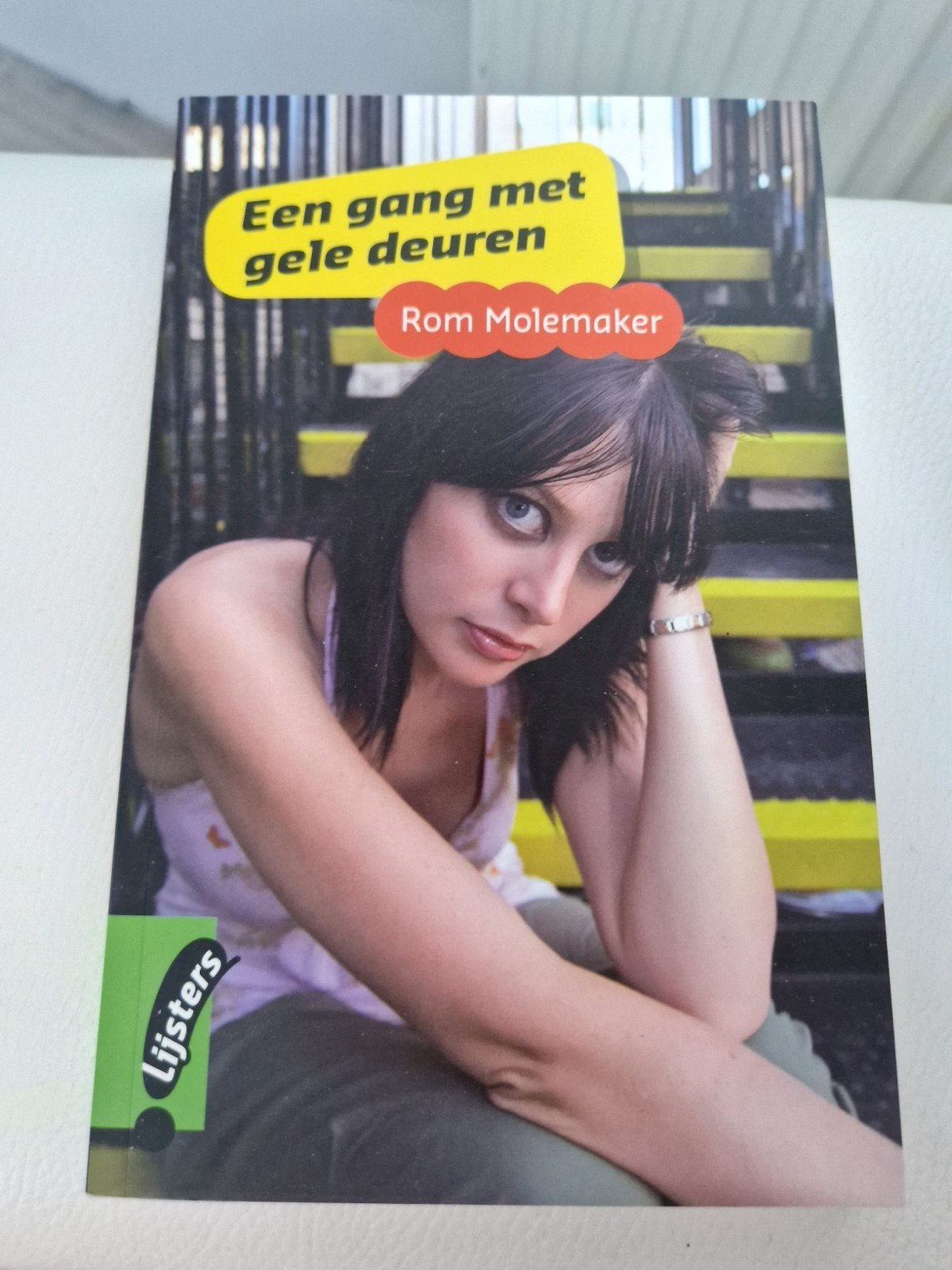 Een gang met gele deuren - Rom Molemaker (Jonge Lijsters), Boeken, Ophalen of Verzenden, Zo goed als nieuw, Rom Molemaker, Fictie