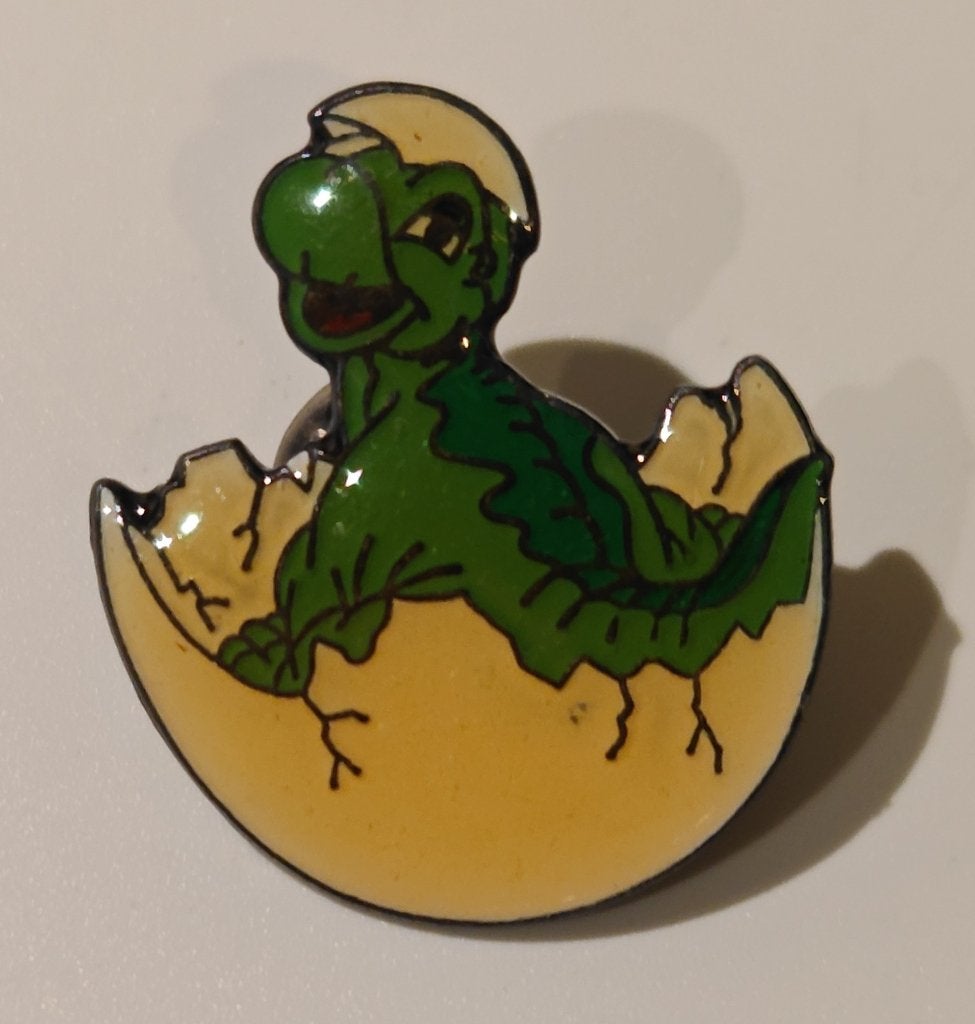 Vintage enamel pin Ducky uit The Land Before Time platvoet, Ophalen of Verzenden, Zo goed als nieuw, Figuurtje, Button