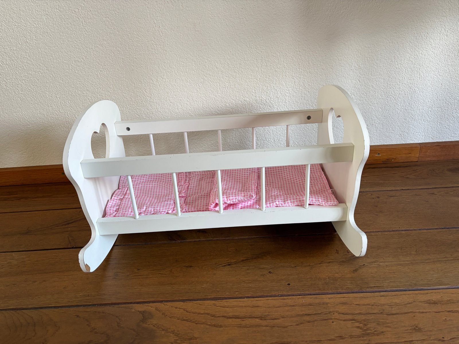Wit poppenwiegje met roze geruit matrasje, Ophalen, Gebruikt, Overige typen