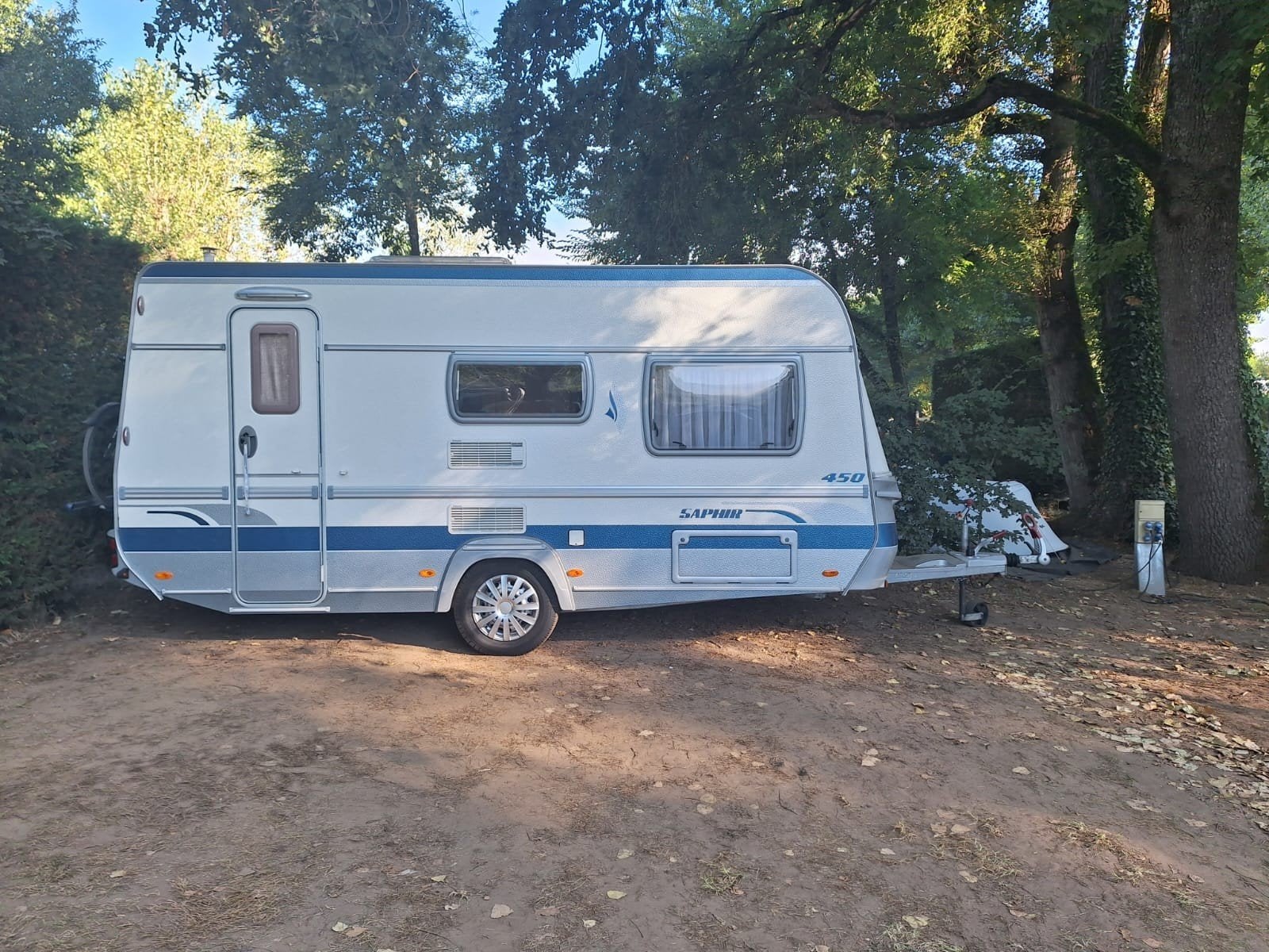 Fendt Saphir 450 caravan, compleet met Isabella voortent, Caravans en Kamperen, Caravans, Treinzit, Dwarsbed, Particulier, Schokbreker