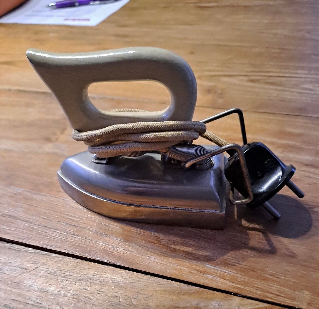 Mini electrisch retro strijkijzer met snoer. Merk "Koeller", Ophalen of Verzenden, Gebruikt, Strijkijzer met snoer