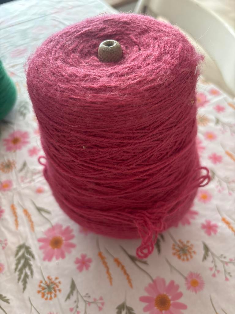 Mooi roze garen op klos 361 gram, Ophalen of Verzenden, Zo goed als nieuw, Breien of Haken, Wol of Garen