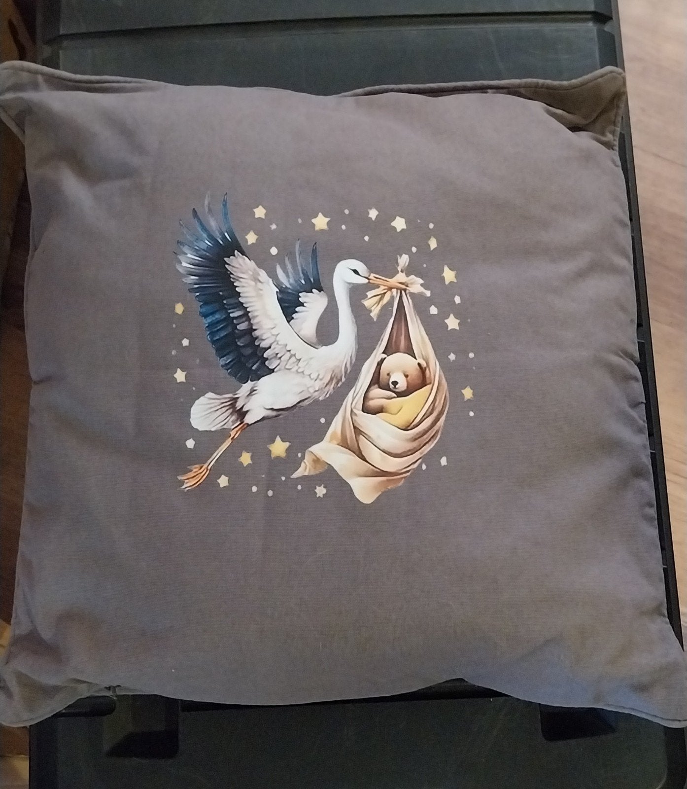 Geboortekussen 40x40cm met ooievaar en beertje, Kinderen en Baby's, Ophalen of Verzenden, Nieuw, Kraamcadeau