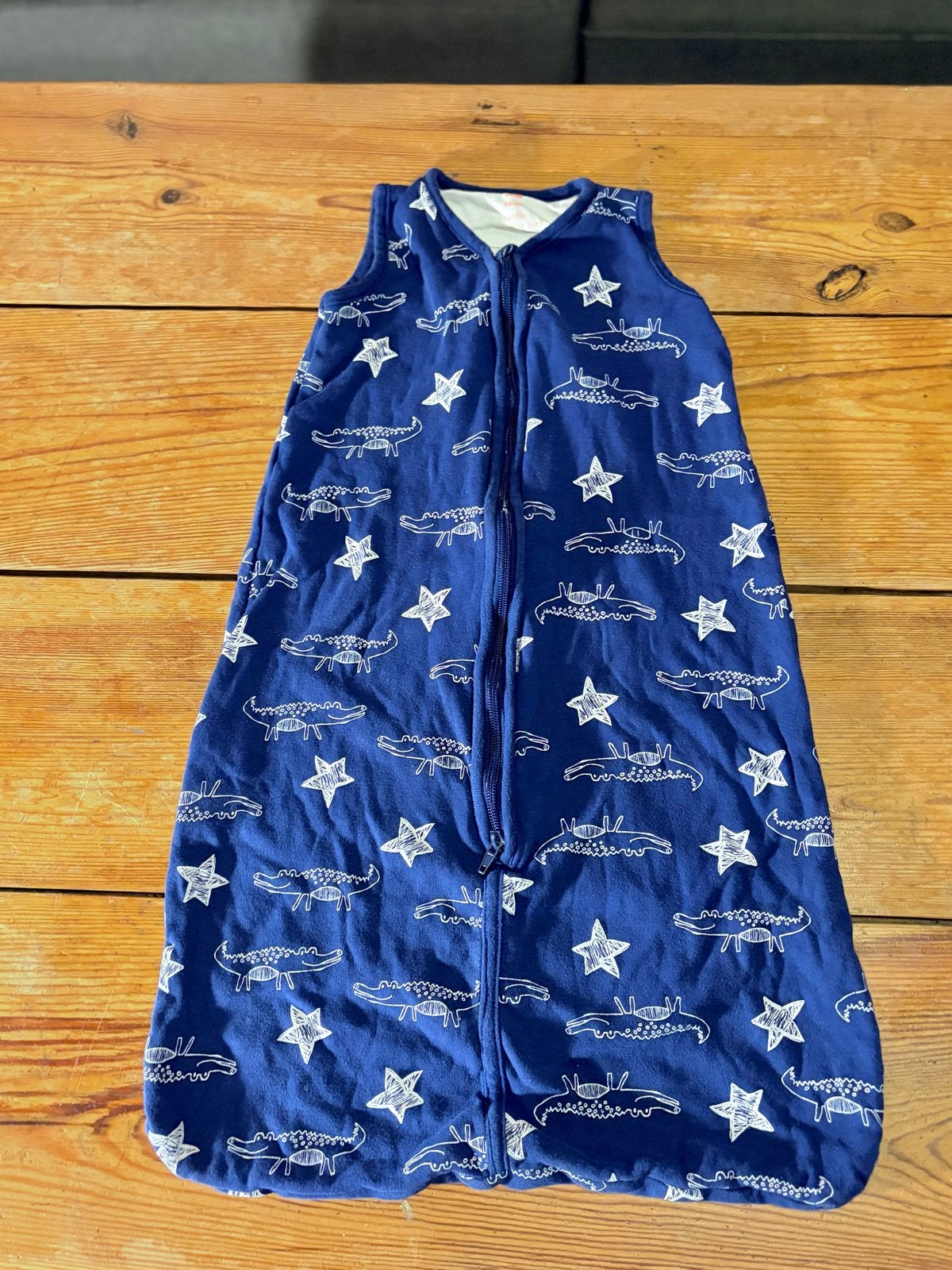 HEMA babyslaapzak 68/80 donkerblauw krokodillen sterren, Ophalen of Verzenden, Gevoerd, Slaapzak, Blauw
