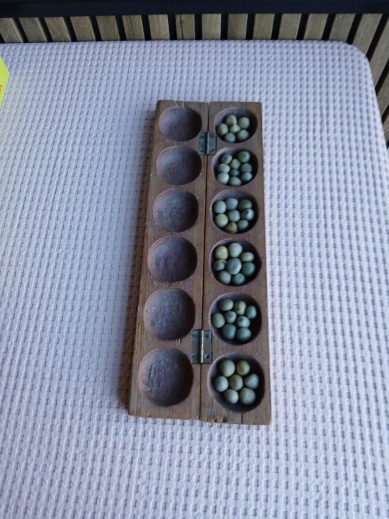 Houten Mancala Oware spel met zaden., Hobby en Vrije tijd, Gezelschapsspellen | Bordspellen, Ophalen of Verzenden