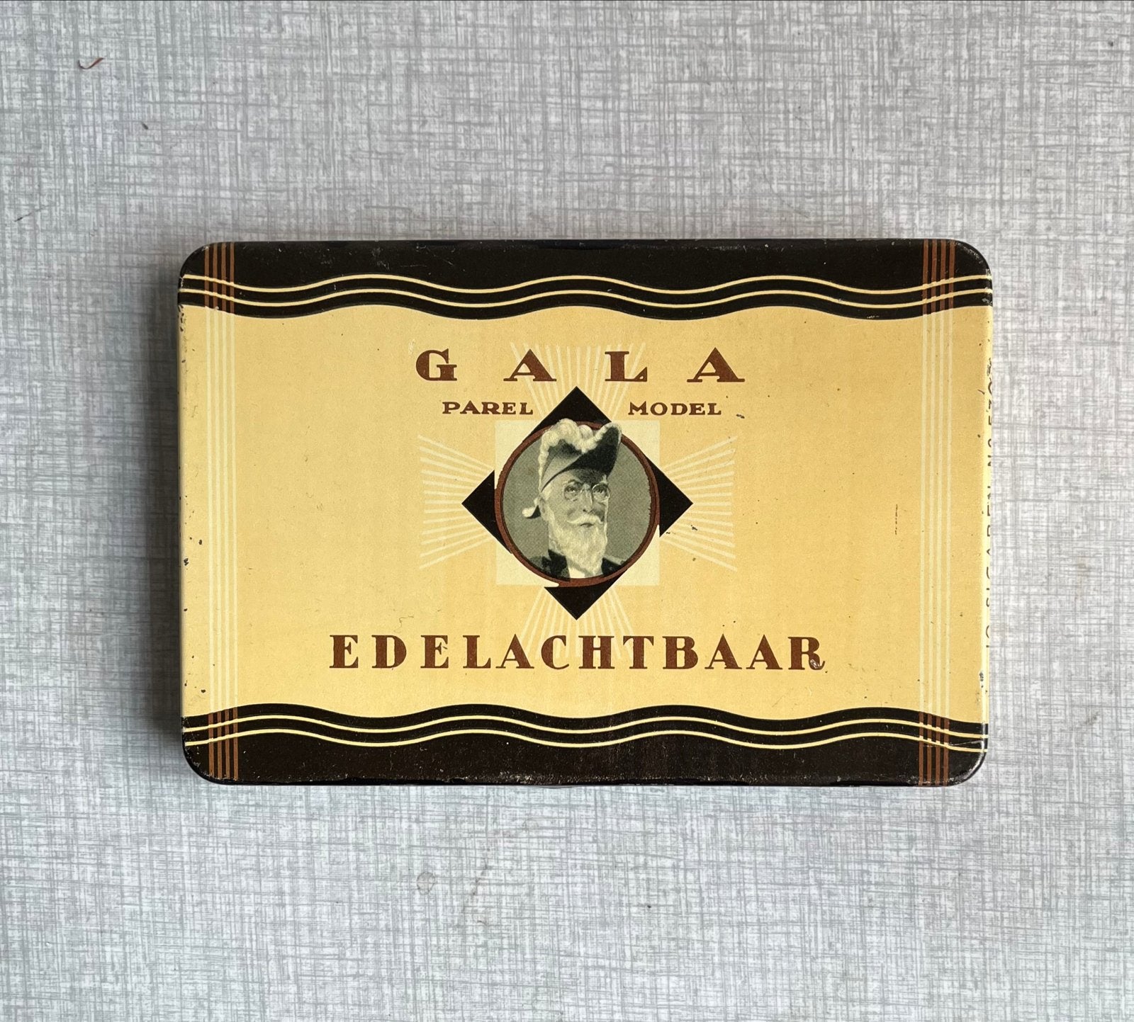 Vintage Gala Edellachtbaar Blik - Parels Model, Verzamelen, Rookartikelen, Aanstekers en Luciferdoosjes, Gebruikt, Ophalen of Verzenden