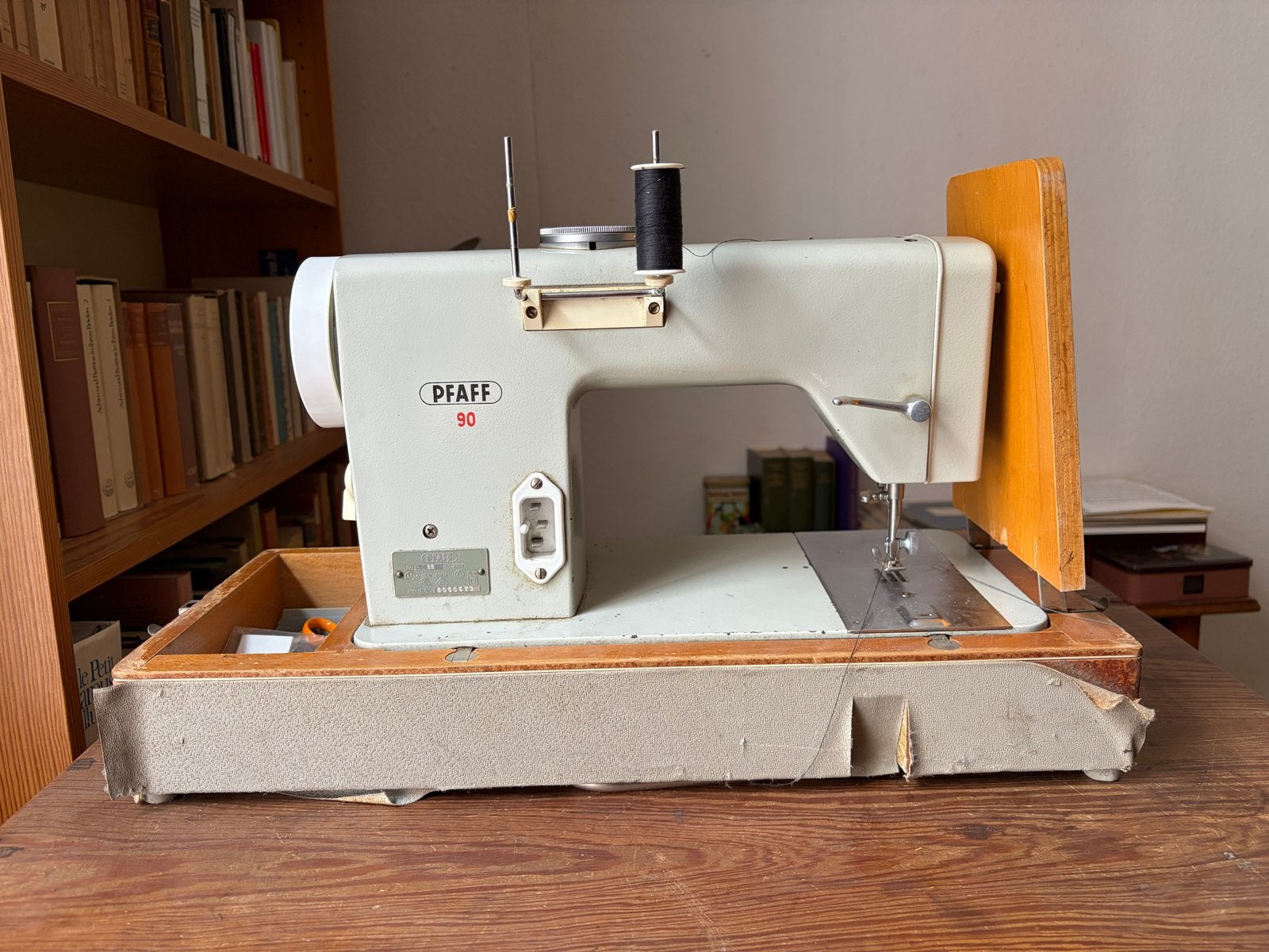 Pfaff 90 Naaimachine met Koffer en Accessoires, Hobby en Vrije tijd, Naaimachines en Toebehoren, Ophalen, Gebruikt, Naaimachine