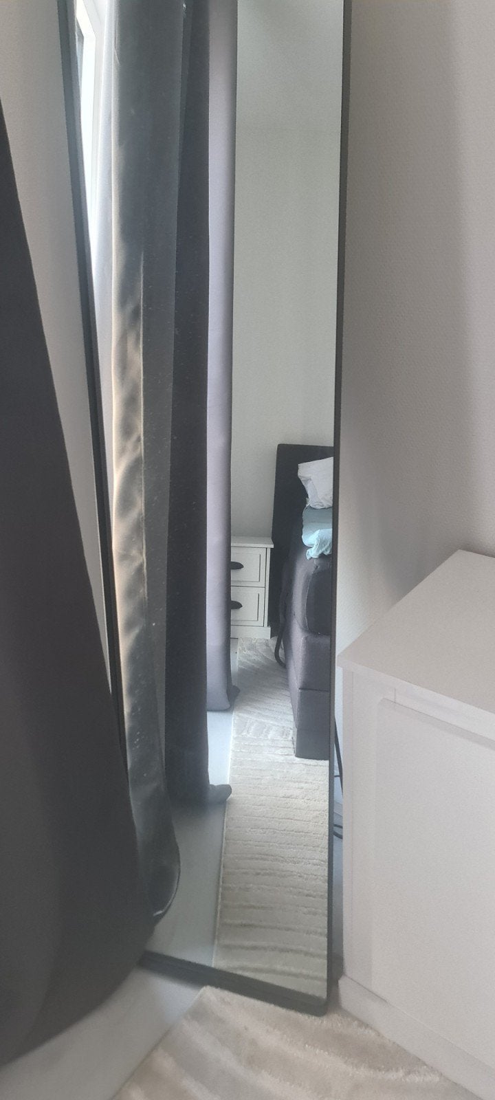 Grote staande spiegel met zwarte rand, Huis en Inrichting, Woonaccessoires | Spiegels, Ophalen, Zo goed als nieuw, 150 tot 200 cm