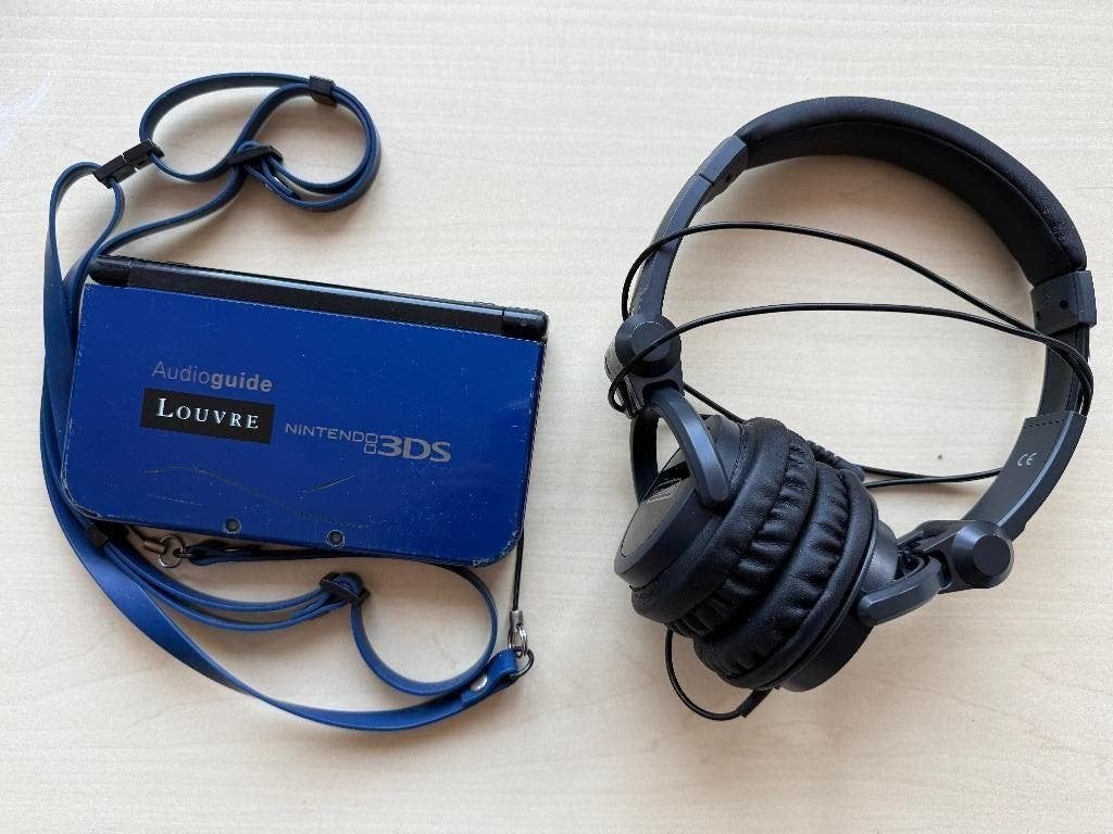 New Nintendo 3DS XL Louvre Audioguide - ZELDZAAM COMPLEET, Spelcomputers en Games, Spelcomputers | Nintendo DS, Ophalen of Verzenden
