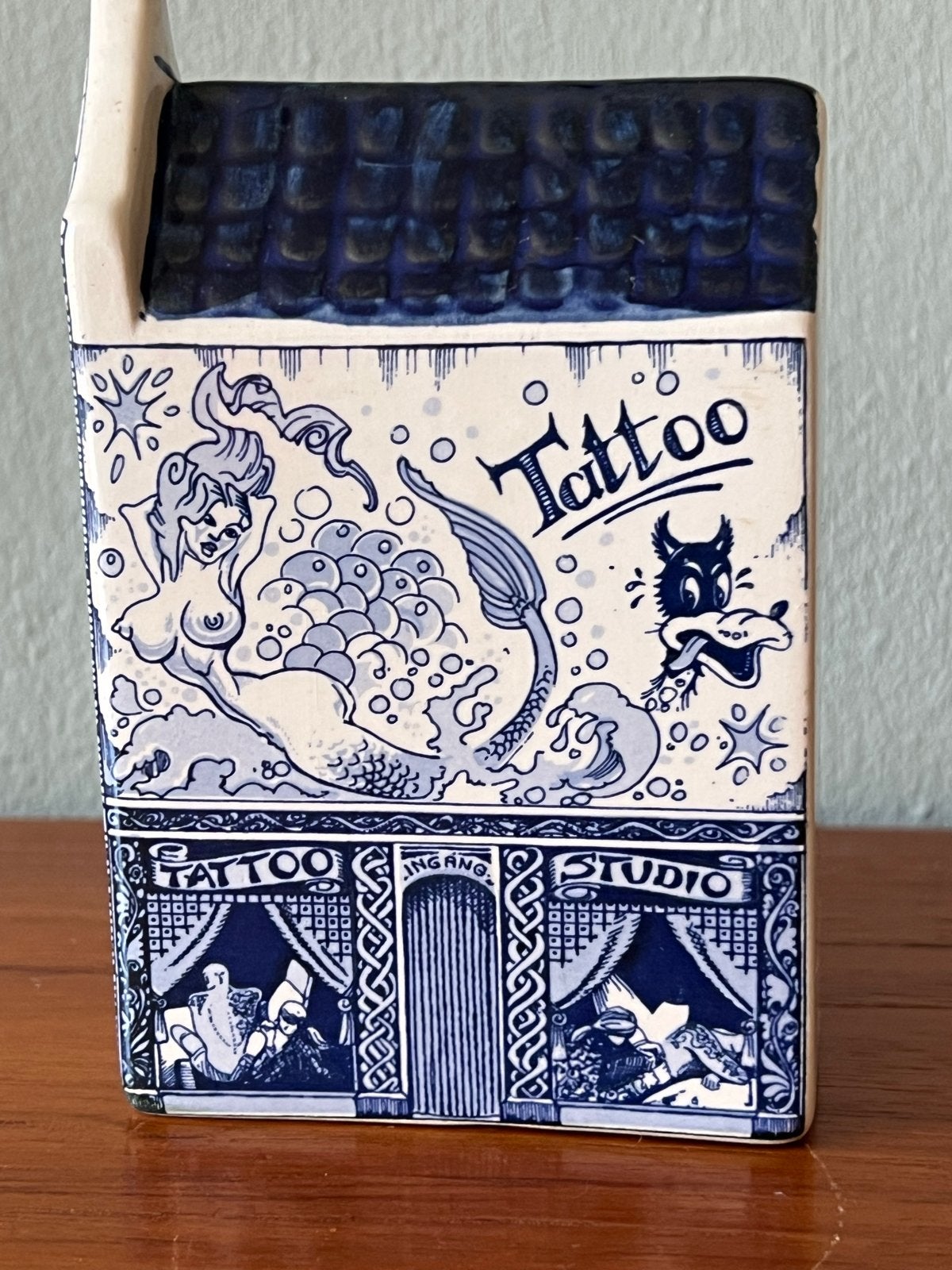 Delfts blauw grachtenpand Tattoo Studio, handpainted, Ophalen of Verzenden, Zo goed als nieuw, Overige typen
