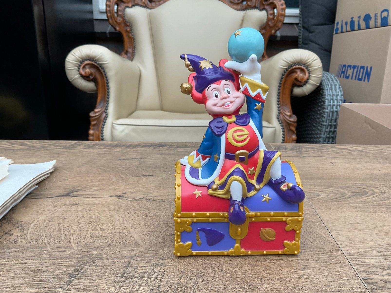 Nieuwe zgan Efteling Pardoes spaarpot op schatkist kunststof, Verzamelen, Ophalen, Nieuw, Beeldje of Poppetje