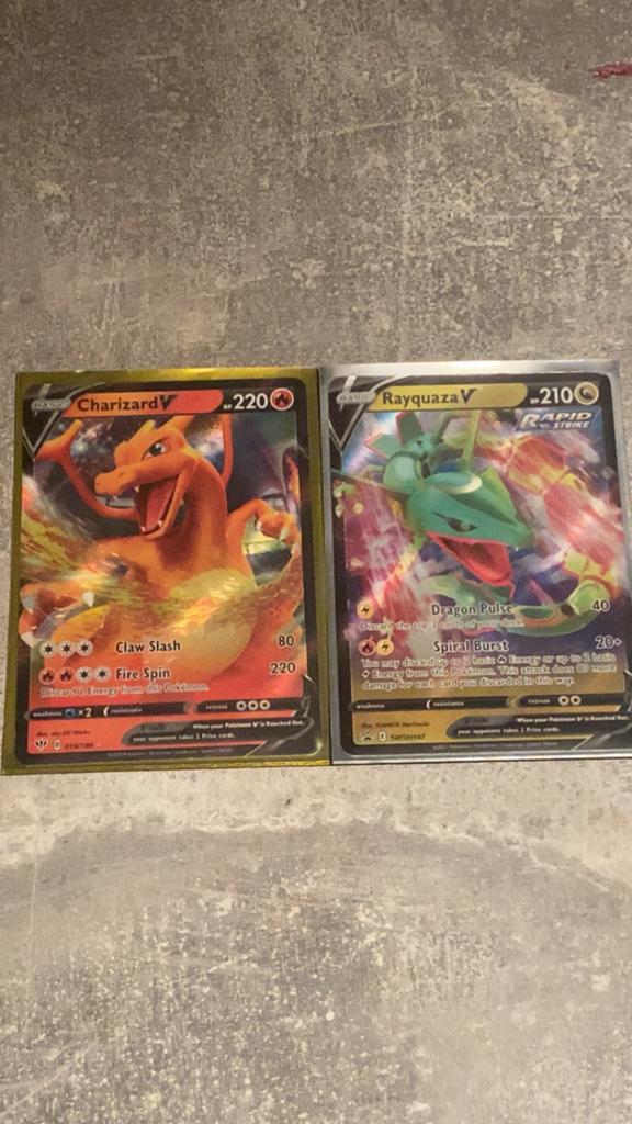Pokémon Kaarten: Charizard V & Rayquaza V met sleeves, Hobby en Vrije tijd, Verzamelkaartspellen | Pokémon, Verzenden, Zo goed als nieuw