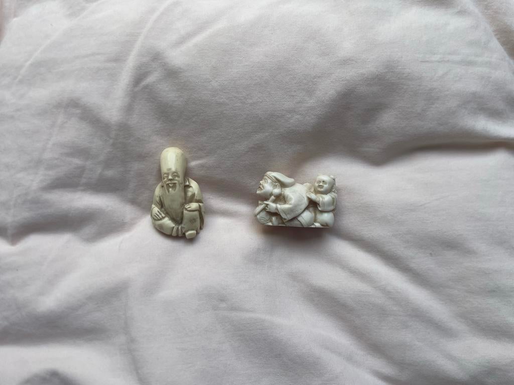Twee antieke Japanse netsuke knopen van been, Antiek en Kunst, Ophalen of Verzenden