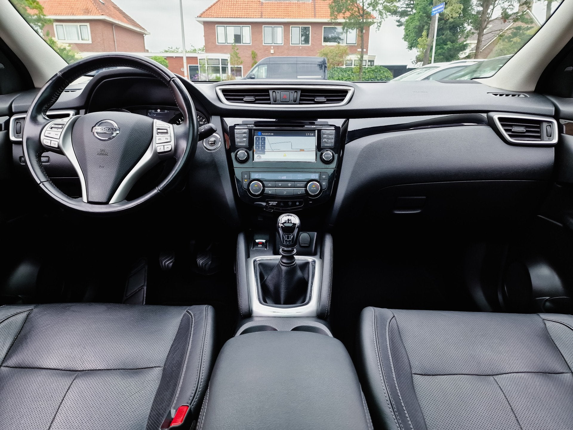 Nissan QASHQAI 1.2 PREMIER EDITION PANODAK LEDER 360.CAMERA, Voorwielaandrijving, Euro 5, Gebruikt, Zwart