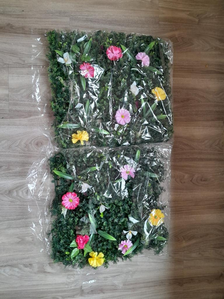 Nieuwe wanddecoratie Xenos kunstgras met bloemen, Huis en Inrichting, Woonaccessoires | Kransen, Ophalen, Nieuw