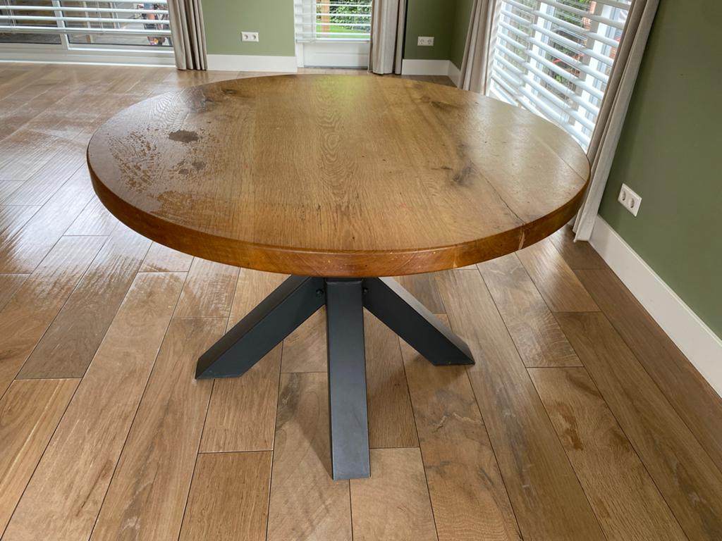 Ronde eettafel van eikenhout met metalen onderstel, Huis en Inrichting, Tafels | Eettafels, Ophalen, Gebruikt, 100 tot 150 cm