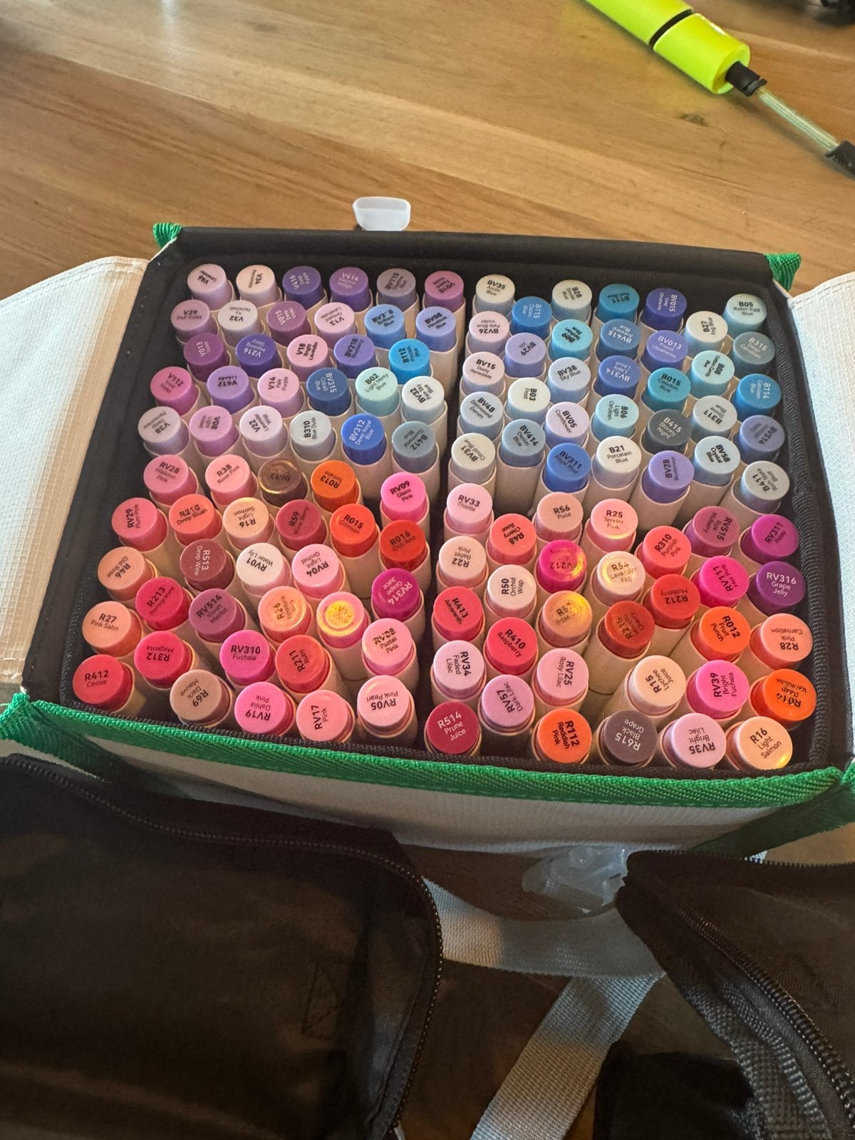 Te koop Ohuhu alcohol markers 335 kleuren, Ophalen of Verzenden, Nieuw, Potlood of Stift